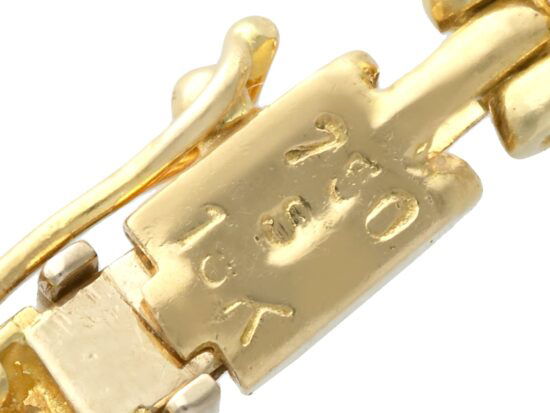 18ct Gold Hallmarks Close Up