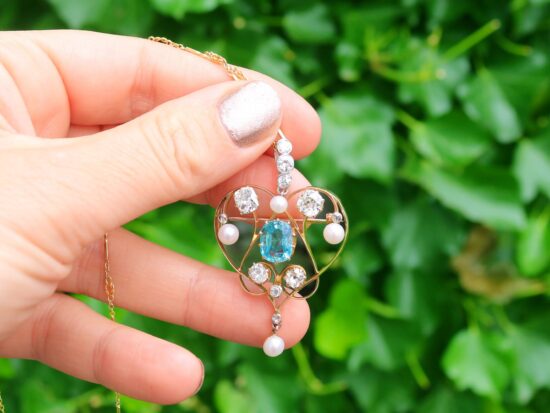 Aquamarine Pendant Brooch in Gold outside