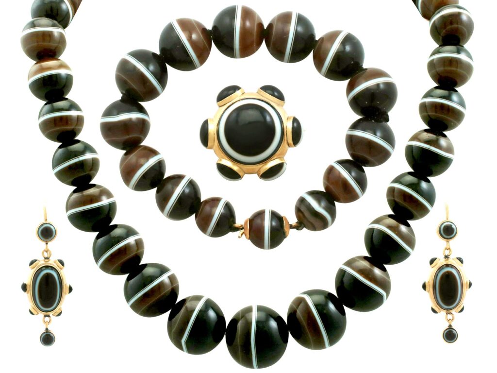 Victorian Banded Agate and Yellow Gold Gold Jewellery Suite