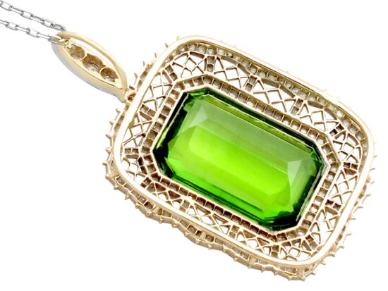Antique Peridot Pendant in Yellow Gold reverse