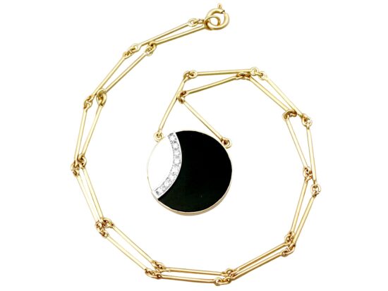 Black Onyx Pendant in Yellow Gold