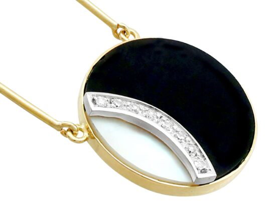 Black Onyx Pendant in Yellow Gold