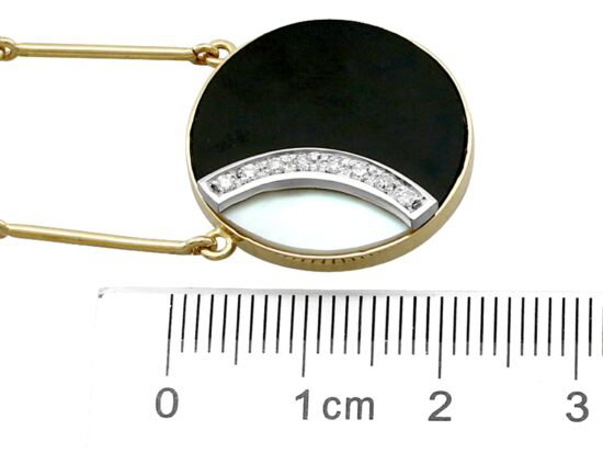 Black Onyx Pendant in Yellow Gold size