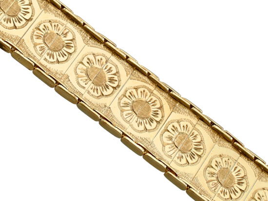 Hand Engraved Gold Link Close Up
