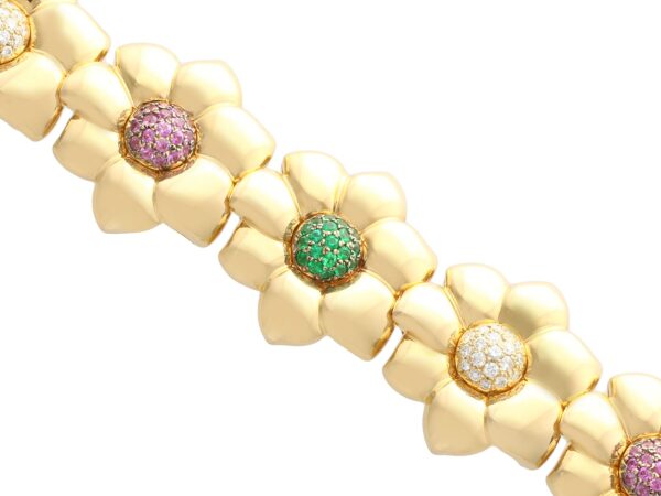 Vintage Yellow Gold Close-Up