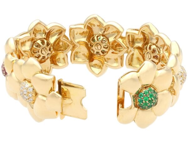 Yellow Gold Clasp Open Detail
