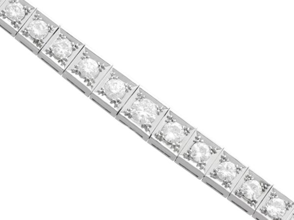 Diamond Platinum Detail Close-Up