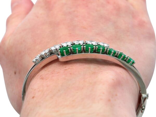 Emerald Detail Diamond White Gold Close-Up