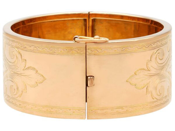 Hinged Rose Gold Fastening Close-Up