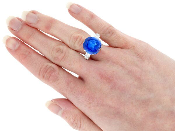 art deco Ceylon sapphire ring on hand