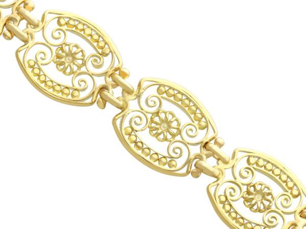 Scrolling Gold Link Detail Close-Up