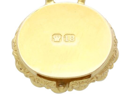 18ct Gold Hallmarks Close-Up