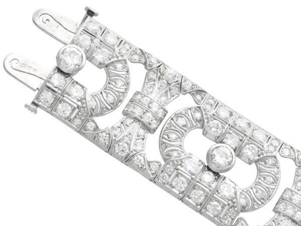 Antique Clasp Close-Up Platinum