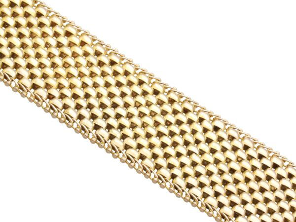 15ct Gold Bracelet Detail Close-Up