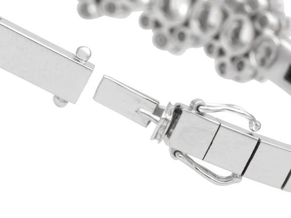 Vintage Clasp Close-Up White Gold