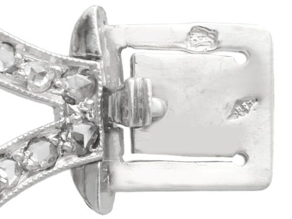 Art Deco Clasp Close-Up Platinum