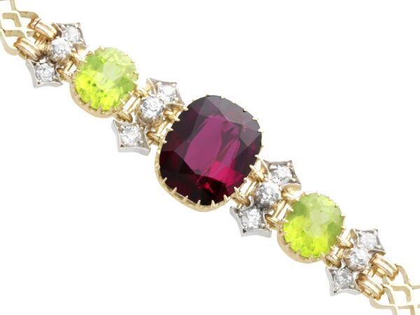Cushion Garnet Peridot Close-Up