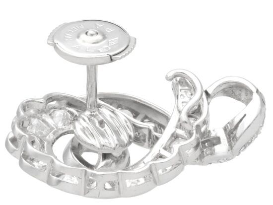 White Gold Post Fastening Detail