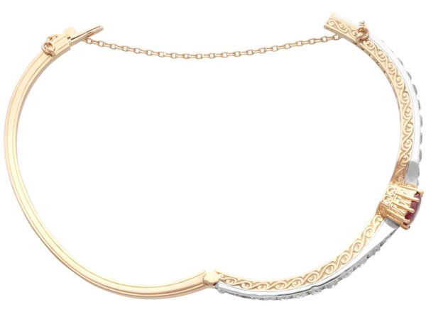 Safety Chain Close-Up Gold