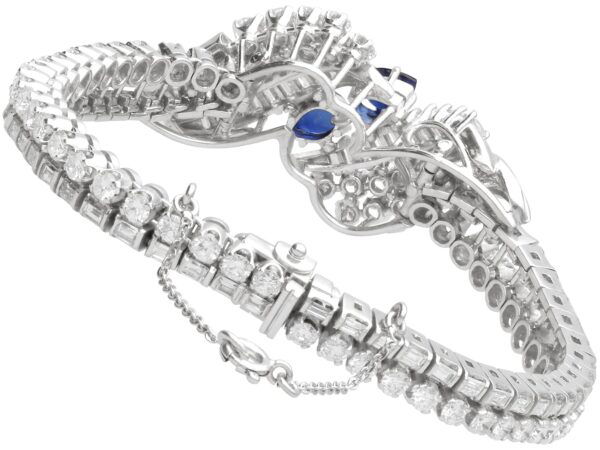 Vintage Clasp Close-Up Platinum