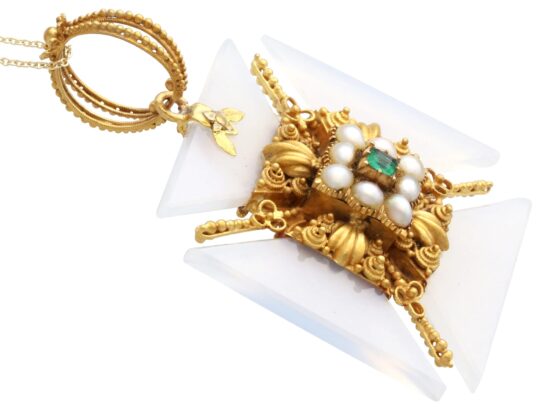 Emerald Pearl Pendant Close Up