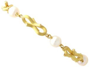 Vintage Pearl Bracelet Front View