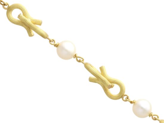 Intertwining Gold Link Detail