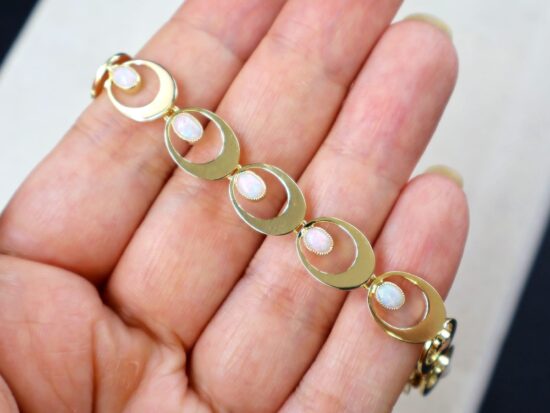Intertwining Gold Link Detail