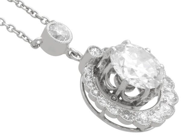 halo diamond pendant necklace in platinum