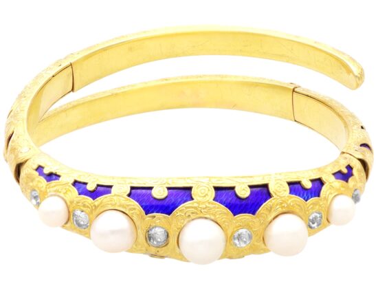 Saltwater Pearl Bangle Close Up