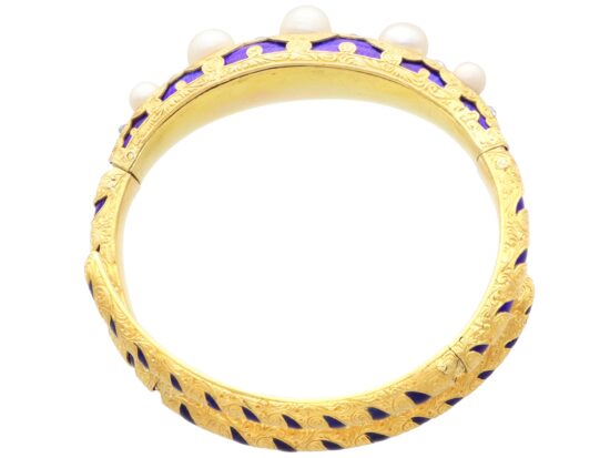 Engraved Gold Setting Detail