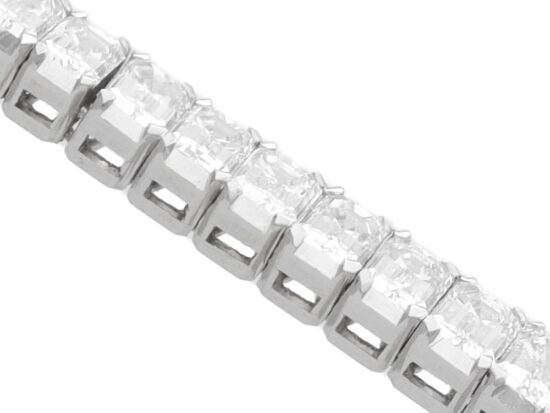 Luxury 14 carat Diamond Line Bracelet in Platinum details