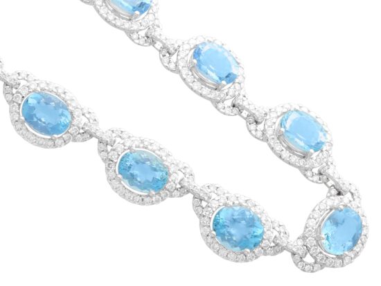 Oval Aquamarine Necklace Detail