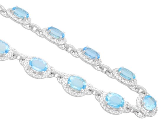 Aquamarine Diamond Necklace Close Up