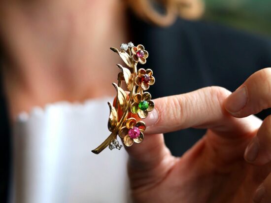 0.30ct Garnet Brooch Detail