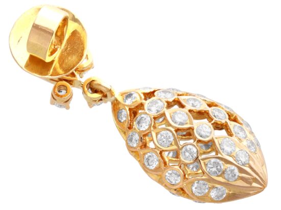 Pierced Teardrop Setting Closeup Detail