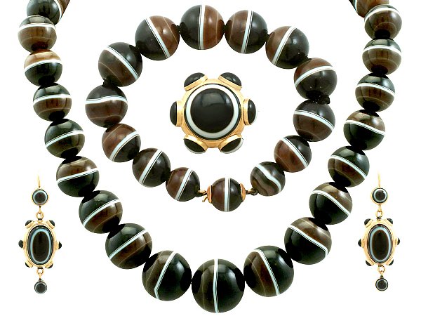 Victorian Banded Agate and Yellow Gold Jewellery Suite