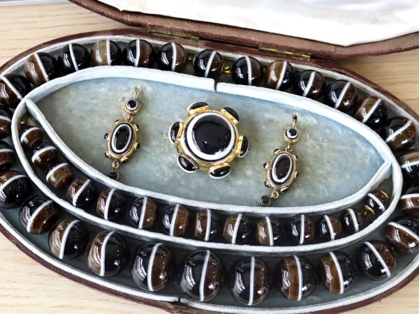 Victorian Banded Agate and 18ct Yellow Gold, 15ct Yellow Gold Jewellery Suite