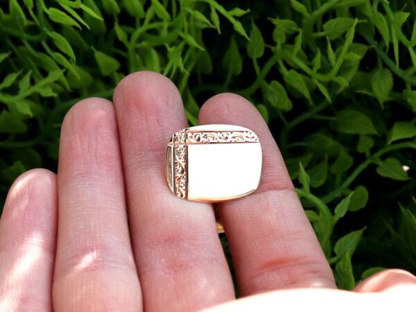 pair of English cufflinks yellow gold outside