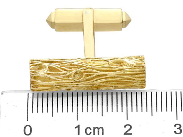 size of vintage 18k gold cufflink