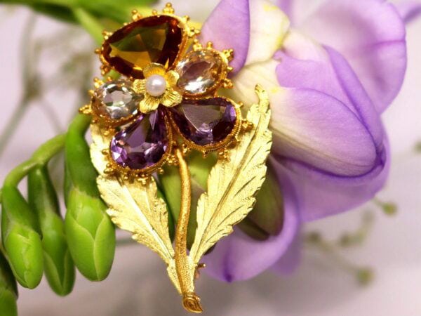 gold flower brooch gemstone from 1820s