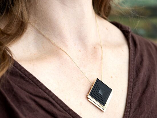 unsual onyx pendant in gold