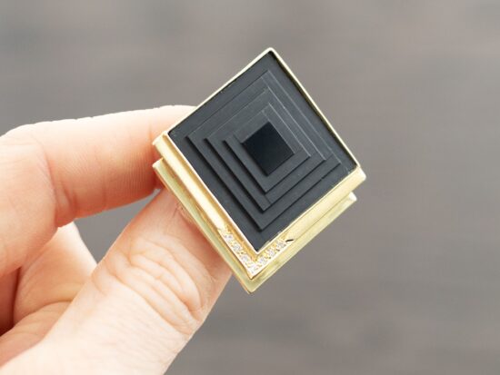 unusual onyx brooch in gold