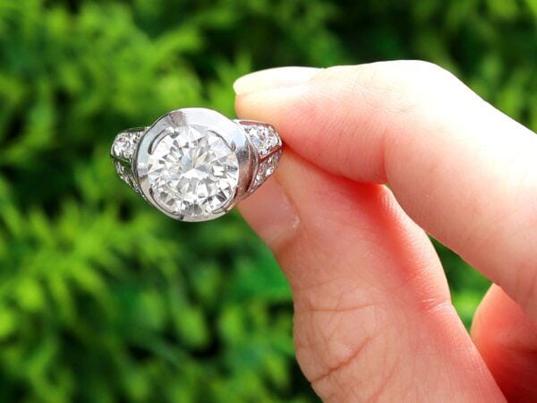 2.70 carat round brilliant cut diamond ring outside