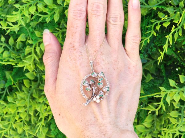 Victorian pendant with pearls and emeralds
