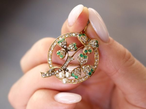 pendant with emeralds, pearls and diamonds