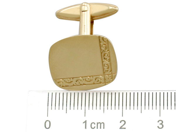 size of English cufflinks yellow gold